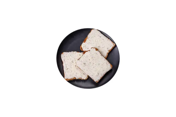 토스트 소시지 향신료 허브와 전통적 식사를 어두운 콘크리트 배경에 세라믹 — 스톡 사진