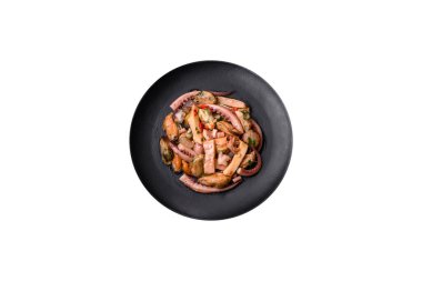 Lezzetli deniz ürünleri salatası ya da siyah tabakta koyu beton bir arka planda kokteyl.