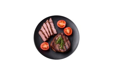 Lezzetli taze biftek, esrarlı baharatlar ve çimento kaplı otlar. Izgara yemek.