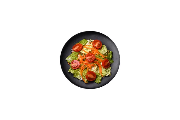 Repolho Chinês Com Cenouras Maçãs Deliciosa Salada Cozinha Vegetariana — Fotografia de Stock