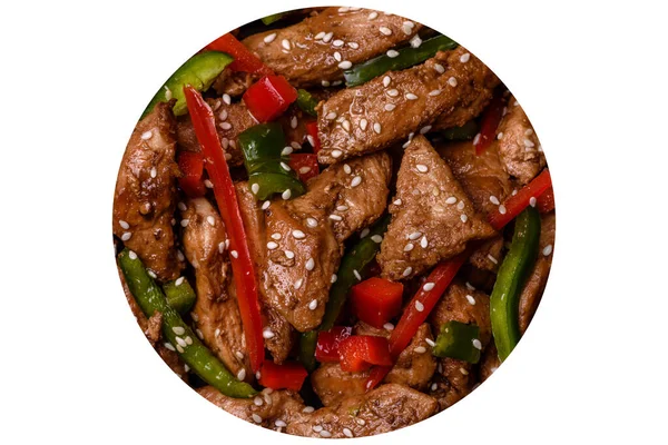 美味的亚洲燕麦肉 青椒和芝麻籽放在桌上的盘子里 — 图库照片
