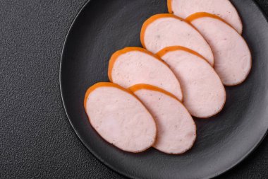 Tuzlu, baharatlı ve çimento kaplı nefis füme tavuk sosisi.