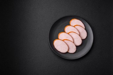 Tuzlu, baharatlı ve çimento kaplı nefis füme tavuk sosisi.