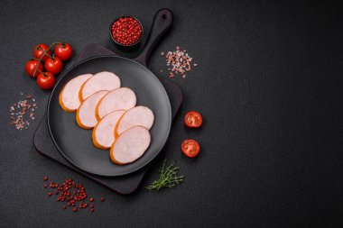 Tuzlu, baharatlı ve çimento kaplı nefis füme tavuk sosisi.