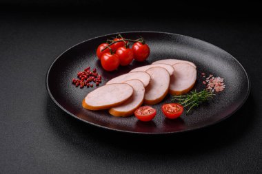 Tuzlu, baharatlı ve çimento kaplı nefis füme tavuk sosisi.