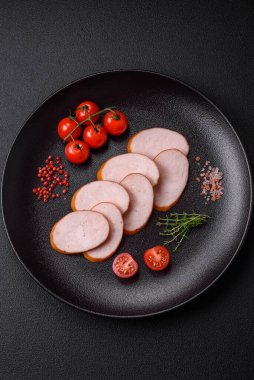 Tuzlu, baharatlı ve çimento kaplı nefis füme tavuk sosisi.