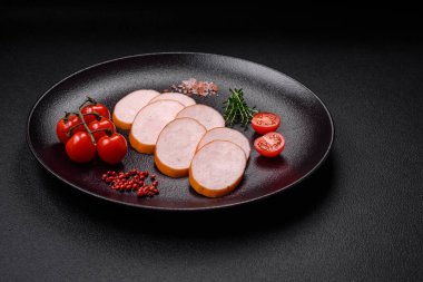 Tuzlu, baharatlı ve çimento kaplı nefis füme tavuk sosisi.