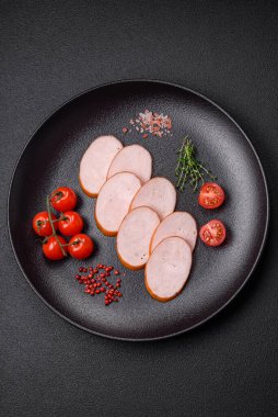 Tuzlu, baharatlı ve çimento kaplı nefis füme tavuk sosisi.