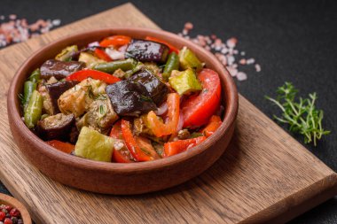 Lezzetli taze sebze salatası ızgara biber, domates, patlıcan ve tuz ve baharatlı kabak.