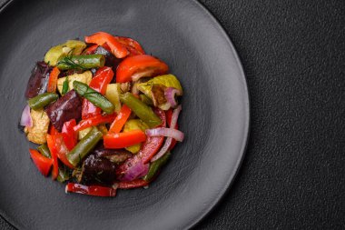 Lezzetli taze sebze salatası ızgara biber, domates, patlıcan ve tuz ve baharatlı kabak.