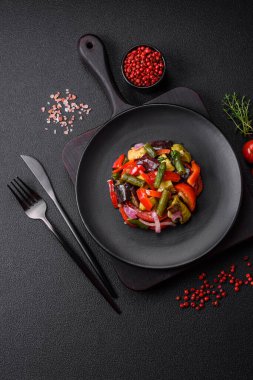 Lezzetli taze sebze salatası ızgara biber, domates, patlıcan ve tuz ve baharatlı kabak.