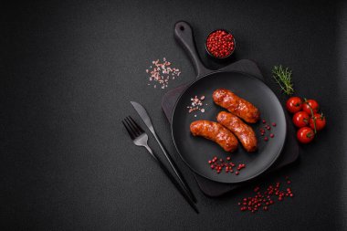 Lezzetli ızgara tavuk ya da tuzlu, baharatlı ve çimento kaplı domuz sosisi.