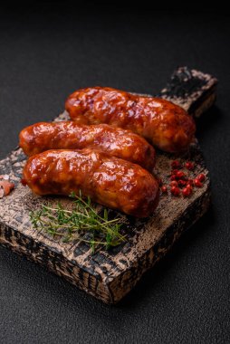 Lezzetli ızgara tavuk ya da tuzlu, baharatlı ve çimento kaplı domuz sosisi.