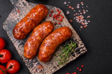 Lezzetli ızgara tavuk ya da tuzlu, baharatlı ve çimento kaplı domuz sosisi.