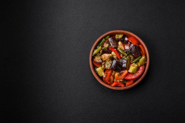 美味的新鲜沙拉 烤蔬菜辣椒 西红柿 茄子和西葫芦 带有盐和香料 背景为深色混凝土 — 图库照片
