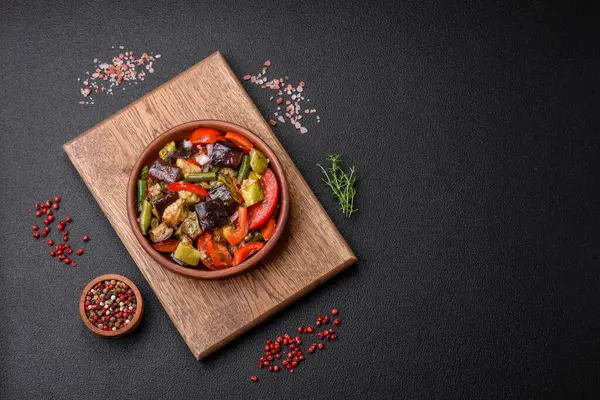 Pyszna Świeża Sałatka Grillowanych Warzyw Papryka Pomidory Bakłażany Cukinia Solą — Zdjęcie stockowe