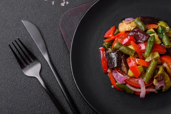 美味的新鲜沙拉 烤蔬菜辣椒 西红柿 茄子和西葫芦 带有盐和香料 背景为深色混凝土 — 图库照片