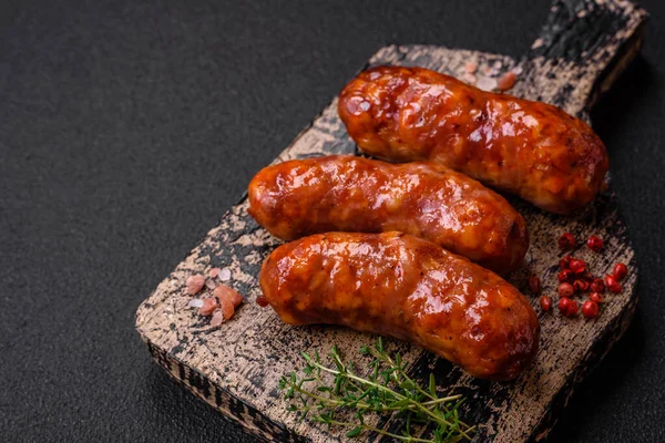 Lezzetli ızgara tavuk ya da tuzlu, baharatlı ve çimento kaplı domuz sosisi.