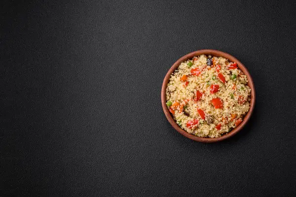 Delizioso Porridge Couscous Con Cubetti Verdure Alla Griglia Con Sale — Foto Stock