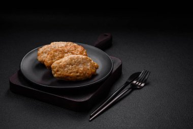 Lezzetli sulu pirzolalar ya da çimento üzerine tuz ve baharatlı kıymalı tavuk köfteleri.