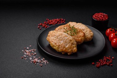 Lezzetli sulu pirzolalar ya da çimento üzerine tuz ve baharatlı kıymalı tavuk köfteleri.