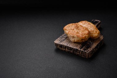 Lezzetli sulu pirzolalar ya da çimento üzerine tuz ve baharatlı kıymalı tavuk köfteleri.