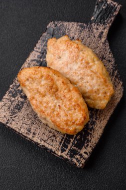 Lezzetli sulu pirzolalar ya da çimento üzerine tuz ve baharatlı kıymalı tavuk köfteleri.