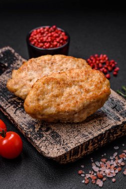 Lezzetli sulu pirzolalar ya da çimento üzerine tuz ve baharatlı kıymalı tavuk köfteleri.