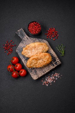 Lezzetli sulu pirzolalar ya da çimento üzerine tuz ve baharatlı kıymalı tavuk köfteleri.