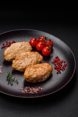 Lezzetli sulu pirzolalar ya da çimento üzerine tuz ve baharatlı kıymalı tavuk köfteleri.