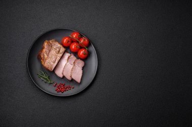 Izgarada pişirilmiş lezzetli, sulu domuz eti ya da biftek. Tuzlu ve baharatlı beton bir arka planda.