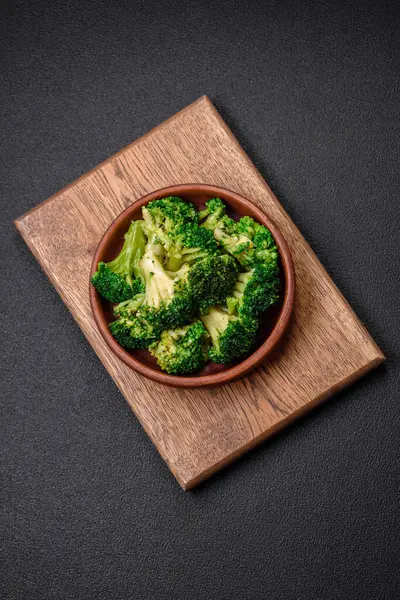 Köstliche Frische Grüne Brokkoli Gedämpft Einem Keramikteller Auf Einem Strukturierten — Stockfoto