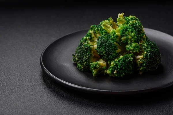 Köstliche Frische Grüne Brokkoli Gedämpft Einem Keramikteller Auf Einem Strukturierten — Stockfoto