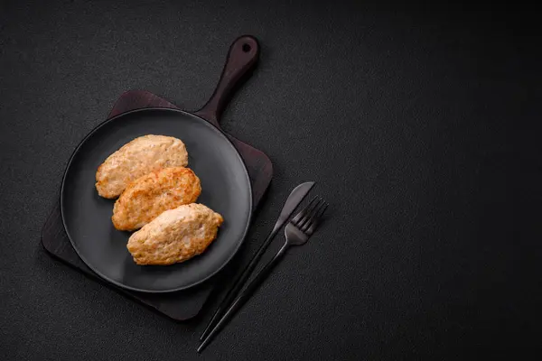 짜임새 콘크리트 배경에 소금과 향신료와 닭고기에서 맛있는 수분이 커틀릿 미트볼 — 스톡 사진