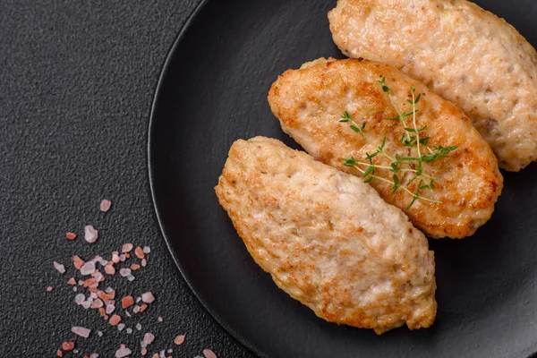 Potongan Daging Lezat Atau Bakso Dari Ayam Cincang Dengan Garam — Stok Foto