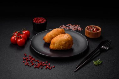 Lezzetli sulu pirzolalar ya da çimento üzerine tuz ve baharatlı kıymalı tavuk köfteleri.