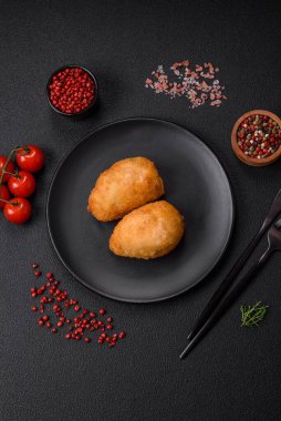 Lezzetli sulu pirzolalar ya da çimento üzerine tuz ve baharatlı kıymalı tavuk köfteleri.