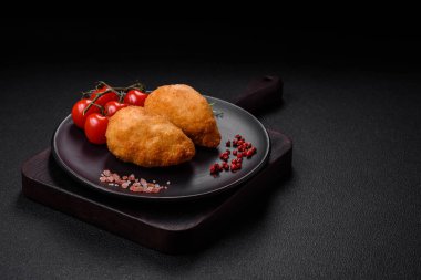 Lezzetli sulu pirzolalar ya da çimento üzerine tuz ve baharatlı kıymalı tavuk köfteleri.