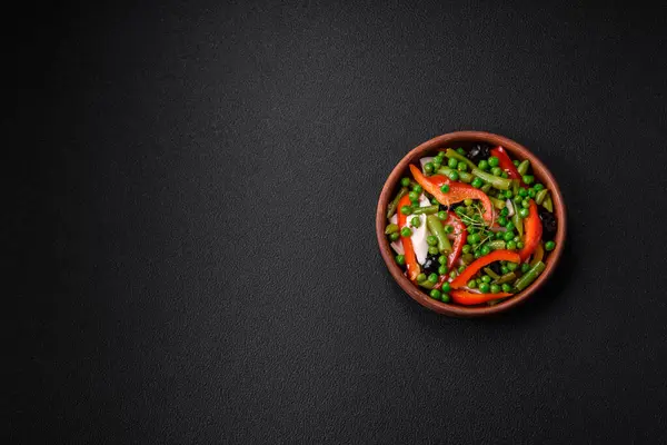 鲜美的绿豆 甜辣椒和奶酪沙拉 带有盐和香料 背景为深色混凝土 — 图库照片