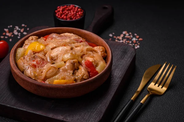 Delicious Dish Consisting Slices Chicken Sweet Peppers Onions Salt Spices — Stock Photo, Image