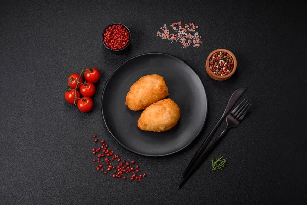 Lezzetli sulu pirzolalar ya da çimento üzerine tuz ve baharatlı kıymalı tavuk köfteleri.