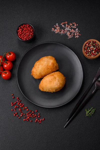 Lezzetli sulu pirzolalar ya da çimento üzerine tuz ve baharatlı kıymalı tavuk köfteleri.