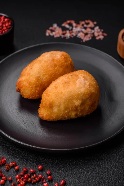 Lezzetli sulu pirzolalar ya da çimento üzerine tuz ve baharatlı kıymalı tavuk köfteleri.