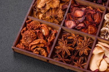 Çilek, elma, kiraz, muz, şeftali, erik ve yıldız anasonlarının çeşitli çeşitleri.