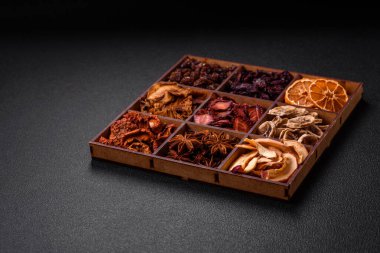 Çilek, elma, kiraz, muz, şeftali, erik ve yıldız anasonlarının çeşitli çeşitleri.