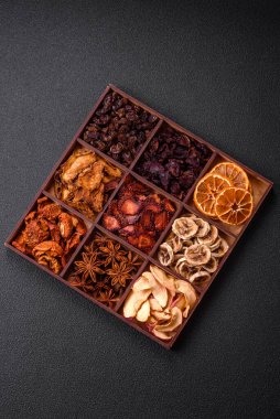 Çilek, elma, kiraz, muz, şeftali, erik ve yıldız anasonlarının çeşitli çeşitleri.