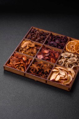 Çilek, elma, kiraz, muz, şeftali, erik ve yıldız anasonlarının çeşitli çeşitleri.