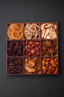 Çilek, elma, kiraz, muz, şeftali, erik ve yıldız anasonlarının çeşitli çeşitleri.