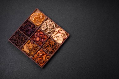 Çilek, elma, kiraz, muz, şeftali, erik ve yıldız anasonlarının çeşitli çeşitleri.