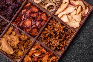 Çilek, elma, kiraz, muz, şeftali, erik ve yıldız anasonlarının çeşitli çeşitleri.